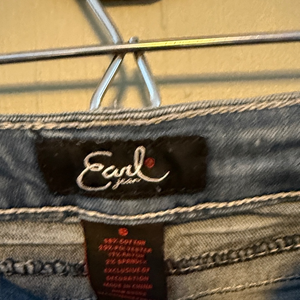Earl Jeans Blue Capris - Picture 2 of 3